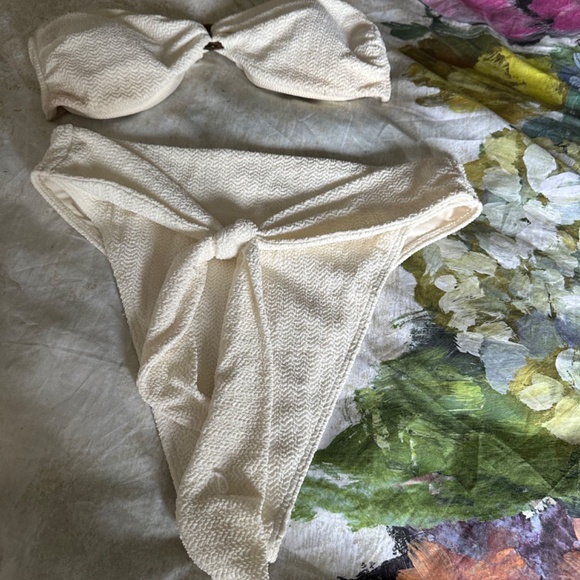 Abercrombie & Fitch ladies White textured high leg high waist bikini set medium - Picture 2 of 5